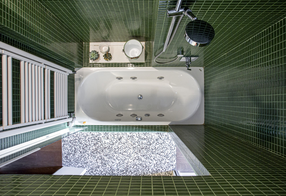 Стильный дизайн: маленькая главная ванная комната в современном стиле с плоскими фасадами, зелеными фасадами, ванной в нише, душем в нише, унитазом-моноблоком, зеленой плиткой, плиткой мозаикой, зелеными стенами, полом из цементной плитки, монолитной раковиной, столешницей из искусственного камня, зеленым полом, душем с раздвижными дверями, белой столешницей, нишей, тумбой под одну раковину, подвесной тумбой и балками на потолке для на участке и в саду - последний тренд