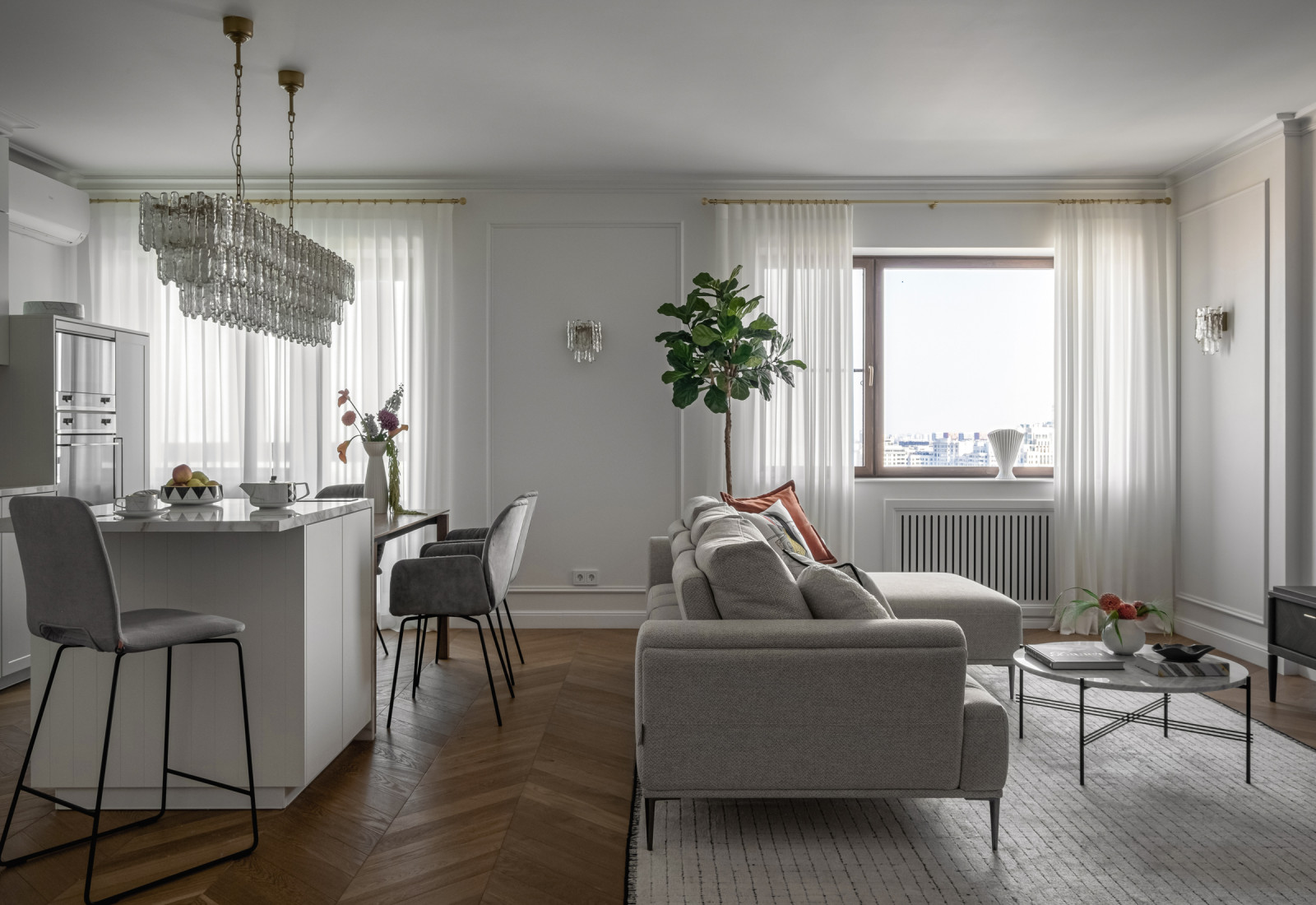 Вид на панораму Москвы открывается со входа