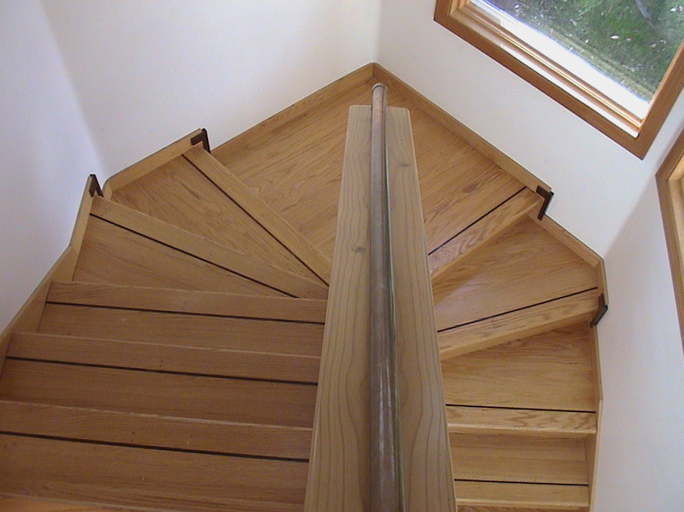 サンフランシスコにある小さなコンテンポラリースタイルのおしゃれな折り返し階段 (木の蹴込み板) の写真