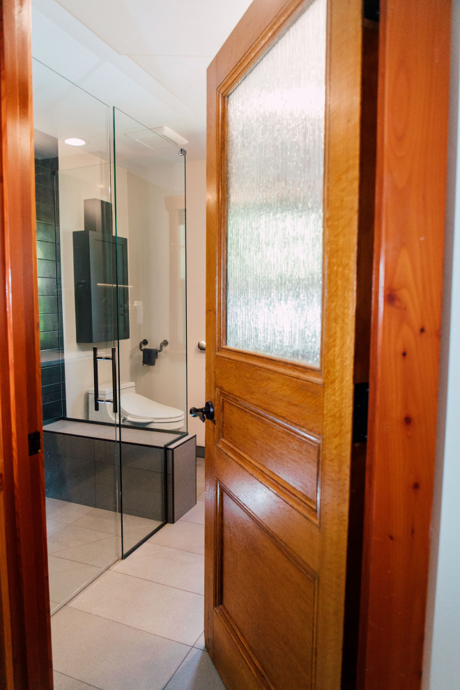 На фото: главная ванная комната среднего размера в современном стиле с фасадами в стиле шейкер, серыми фасадами, душем без бортиков, биде, черной плиткой, керамогранитной плиткой, белыми стенами, полом из керамической плитки, врезной раковиной, столешницей из искусственного кварца, серым полом, душем с распашными дверями, белой столешницей, сиденьем для душа, тумбой под одну раковину и встроенной тумбой с