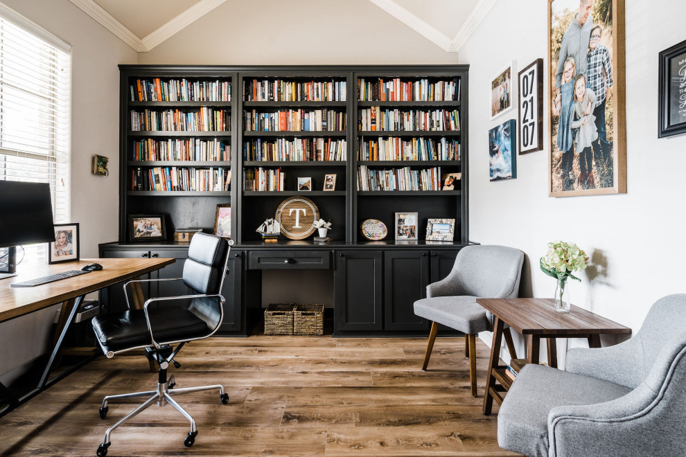 Inredning av ett klassiskt mellanstort arbetsrum, med ett bibliotek, beige väggar, vinylgolv och ett fristående skrivbord