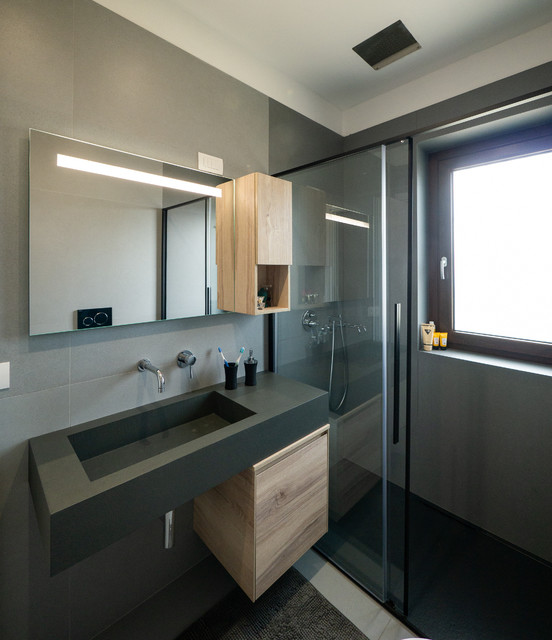 Piccolo bagno essenziale modern-badezimmer