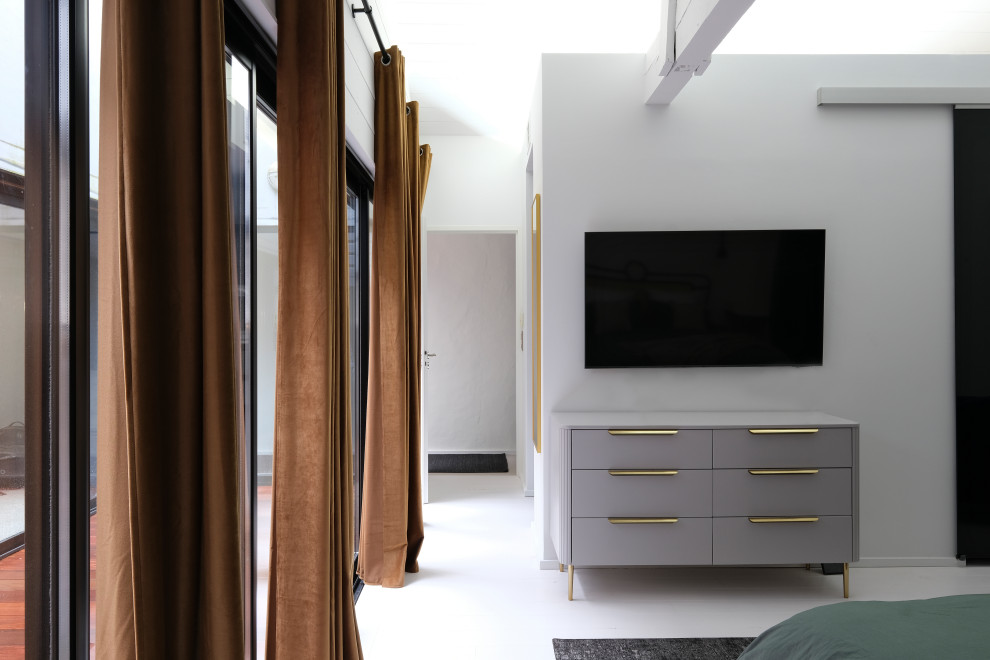 Example of a minimalist bedroom design in Bordeaux