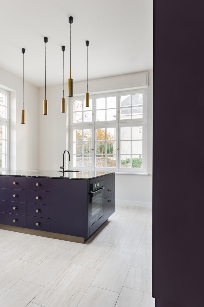 Inspiration pour une très grande cuisine ouverte linéaire design avec un placard à porte plane, des portes de placard violettes, plan de travail en marbre, un électroménager noir, îlot et un plan de travail vert.