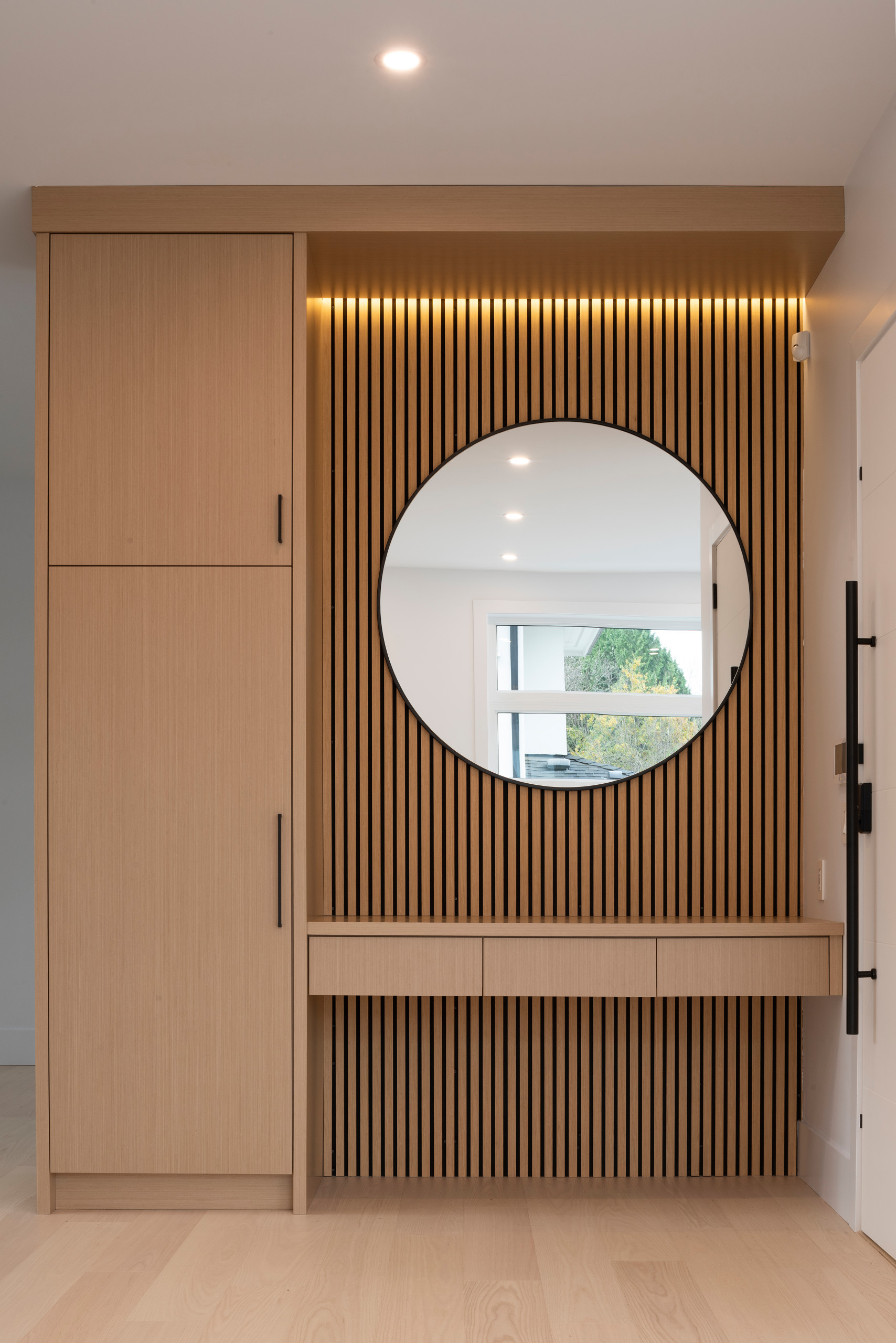 Foyer Built-In