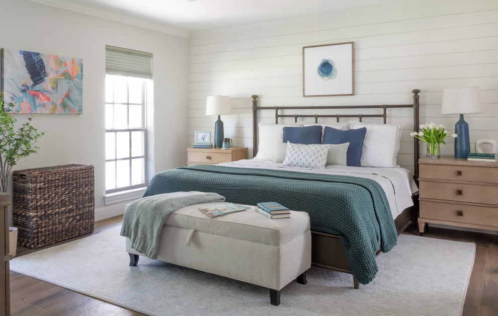Идея дизайна: хозяйская спальня среднего размера в стиле неоклассика (современная классика) с серыми стенами, полом из керамической плитки и коричневым полом