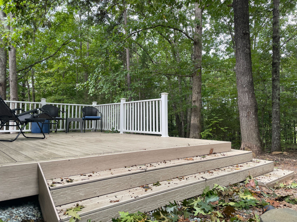 Composite Deck with Vinyl Rails