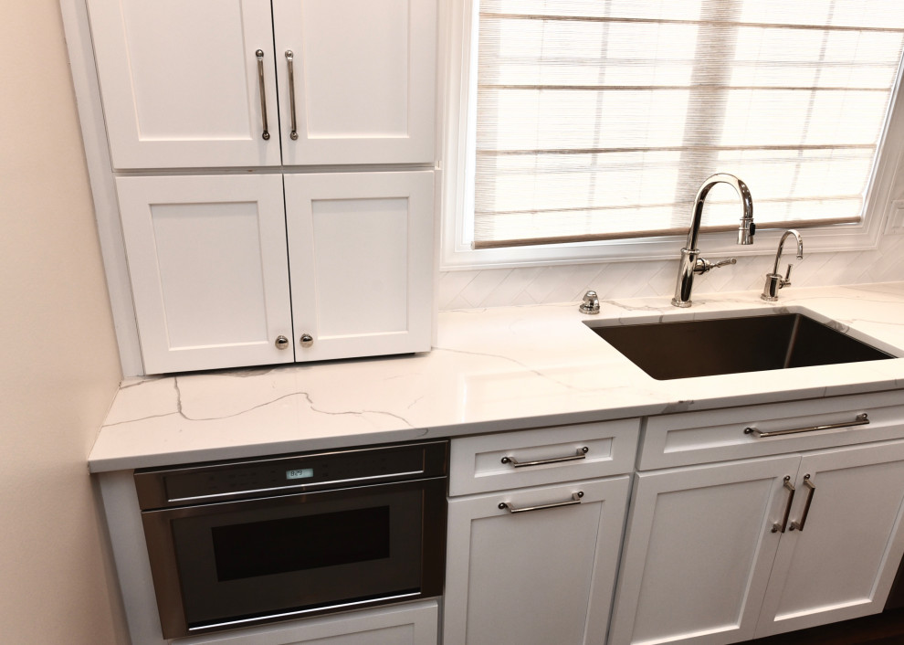 Transitional kitchen photo in Chicago
