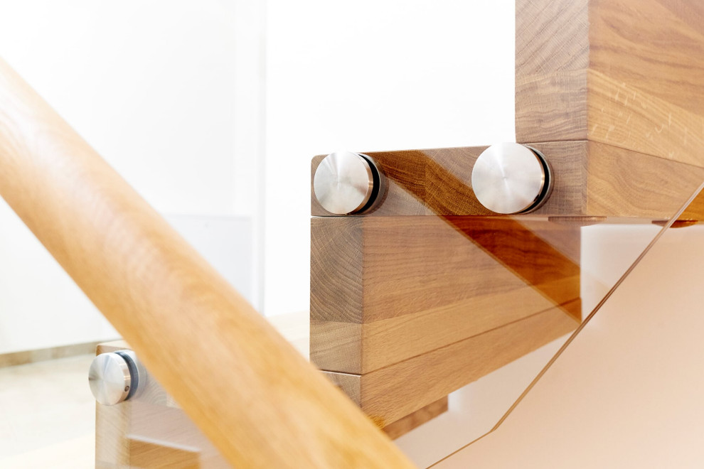 Дубовая лестница со стеклянным ограждением