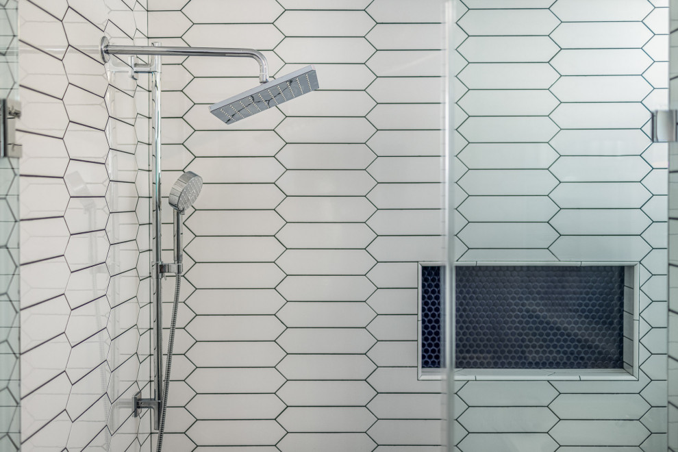 Modern inredning av ett mellanstort grå grått en-suite badrum, med skåp i shakerstil, blå skåp, en hörndusch, vit kakel, porslinskakel, blå väggar, klinkergolv i porslin, ett undermonterad handfat, bänkskiva i kvarts, vitt golv och dusch med gångjärnsdörr