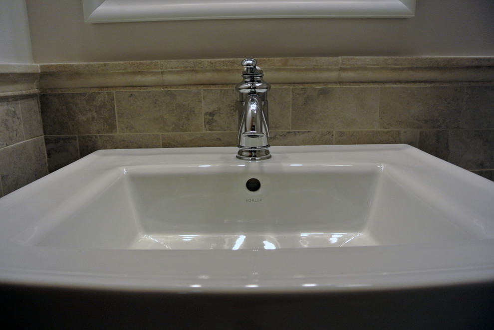 Idee per una piccola stanza da bagno classica con WC a due pezzi, piastrelle grigie, piastrelle in gres porcellanato, pareti grigie e pavimento in gres porcellanato
