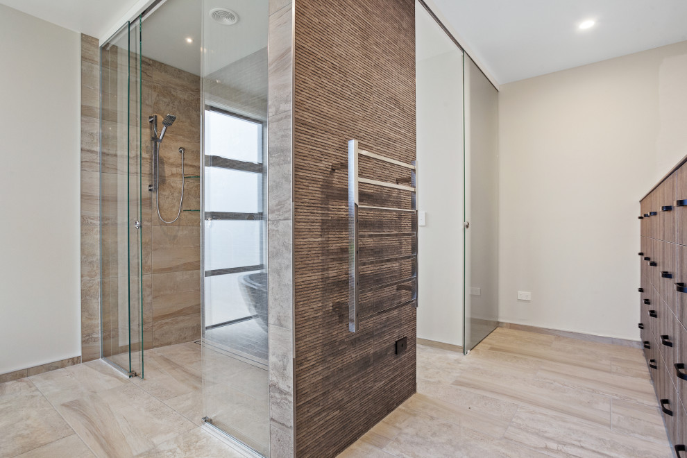 Свежая идея для дизайна: главный совмещенный санузел среднего размера в стиле модернизм с отдельно стоящей ванной, унитазом-моноблоком, полом из керамической плитки, душем с раздвижными дверями и подвесной тумбой - отличное фото интерьера