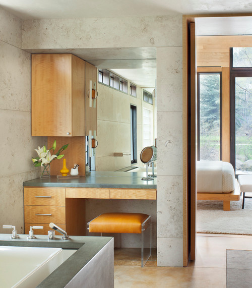 Ispirazione per una stanza da bagno padronale design di medie dimensioni con vasca da incasso, vasca/doccia, lavabo sottopiano, un lavabo, mobile bagno incassato e pavimento in marmo