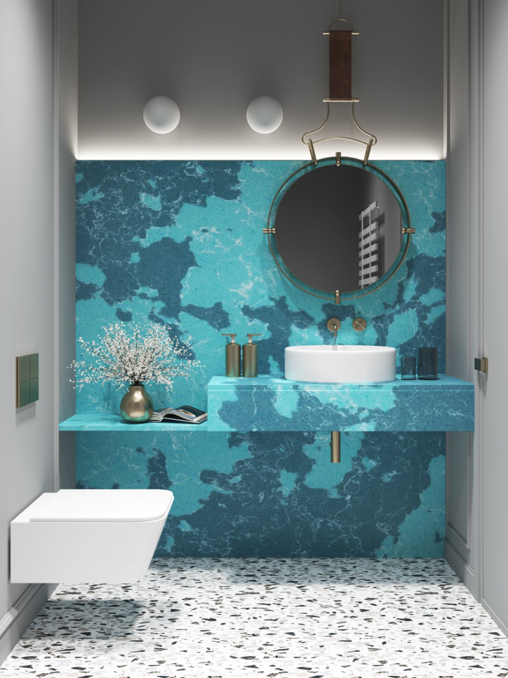 Maritimes Badezimmer mit blauen Schränken, blauer Waschtischplatte und Einzelwaschbecken in Sonstige