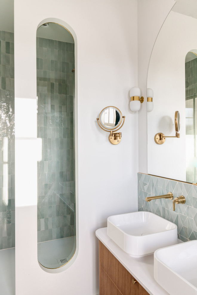 Bild på ett stort funkis vit vitt en-suite badrum, med bruna skåp, ett platsbyggt badkar, en hörndusch, grön kakel, mosaik, vita väggar och ett nedsänkt handfat
