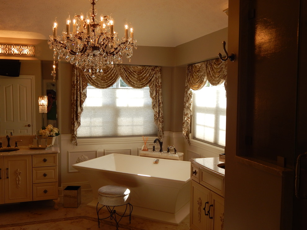 Immagine di una grande stanza da bagno classica