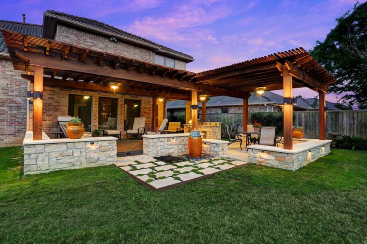 Mid-sized modern backyard patio in Houston with an outdoor kitchen, decking and a pergola.