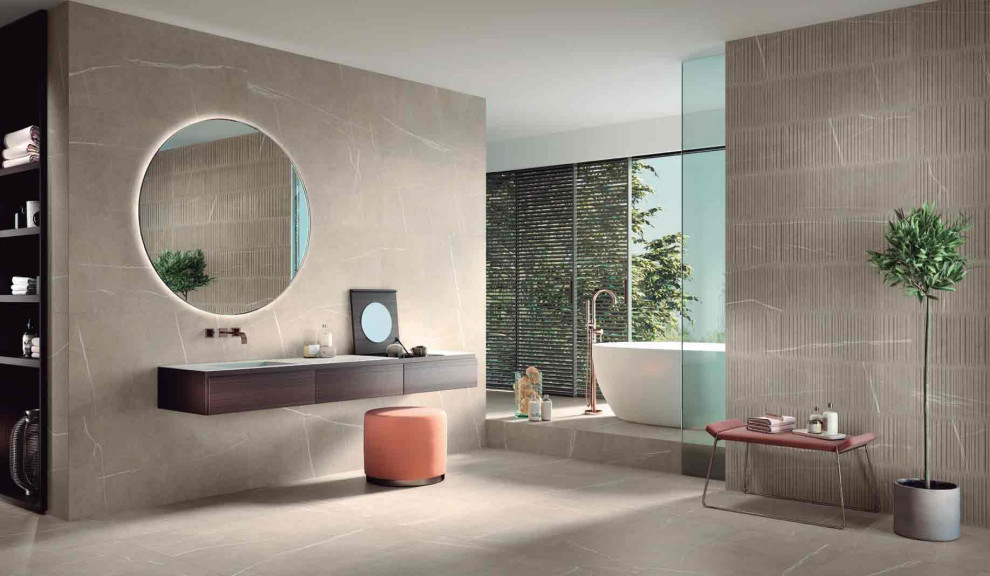 Idée de décoration pour une grande salle de bain principale minimaliste en bois foncé avec une baignoire indépendante, un carrelage beige, des carreaux de porcelaine et un sol beige.
