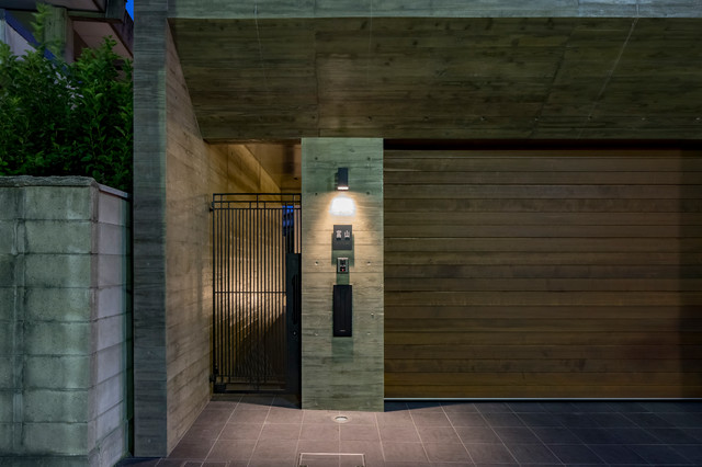 池下の家２ moderno-entrada