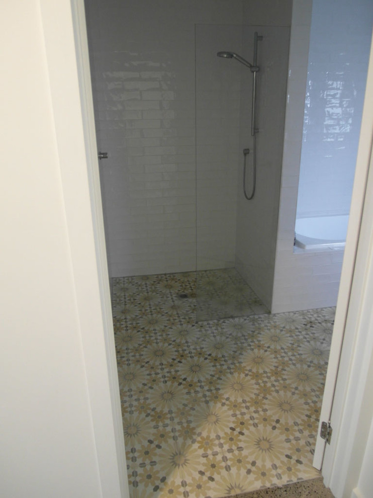 Design ideas for a contemporary bathroom in Melbourne.