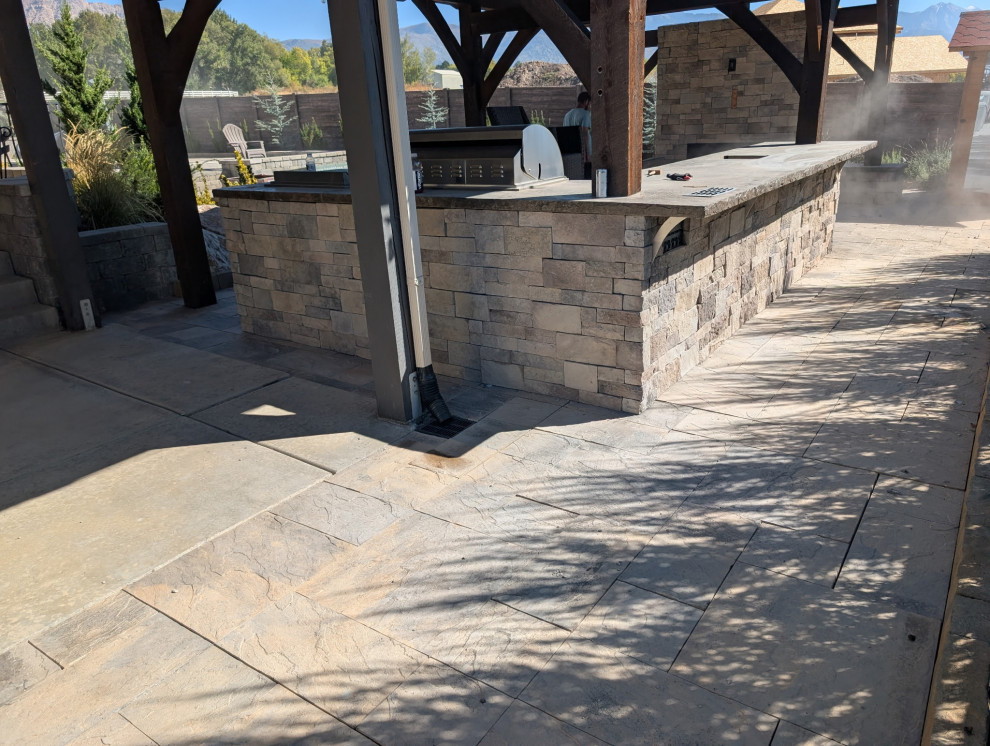 Outdoor kitchen and shed: Stucco and stone finish