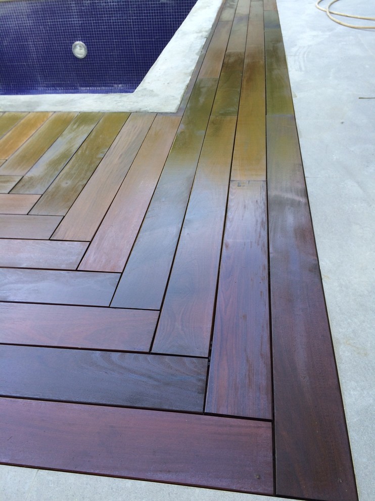 Water fountain deck - mid-sized modern backyard water fountain deck idea in Miami with no cover