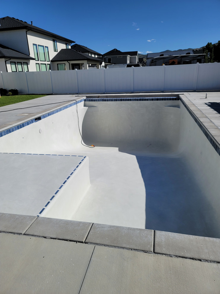 WHITE PLASTER BLUE TILE