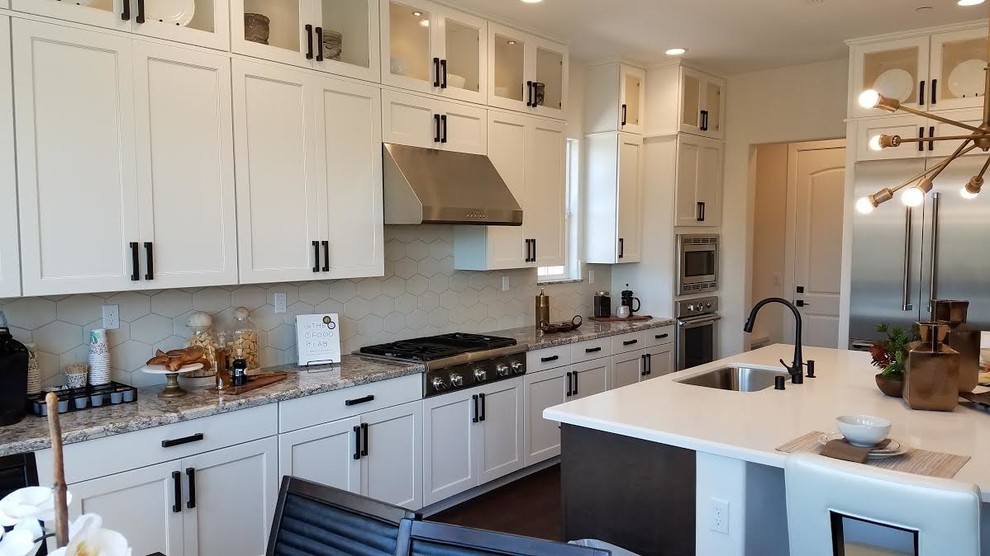 Kitchen - transitional kitchen idea in Sacramento