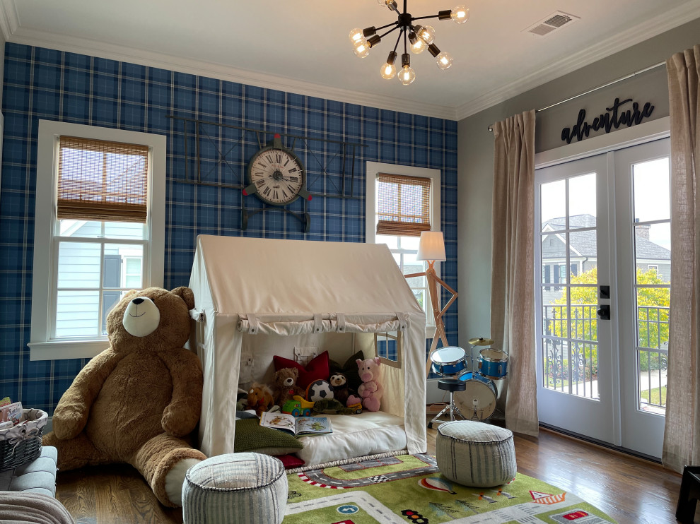 Idée de décoration pour une chambre d'enfant de 4 à 10 ans bohème de taille moyenne avec un mur gris, un sol en bois brun, un sol beige et du papier peint.