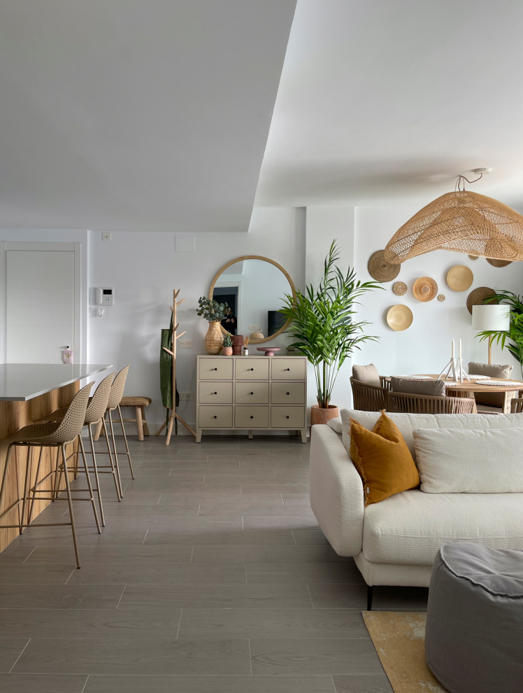Стильный дизайн: открытая гостиная комната среднего размера, в белых тонах с отделкой деревом в средиземноморском стиле с белыми стенами, полом из керамической плитки, серым полом и ковром на полу - последний тренд