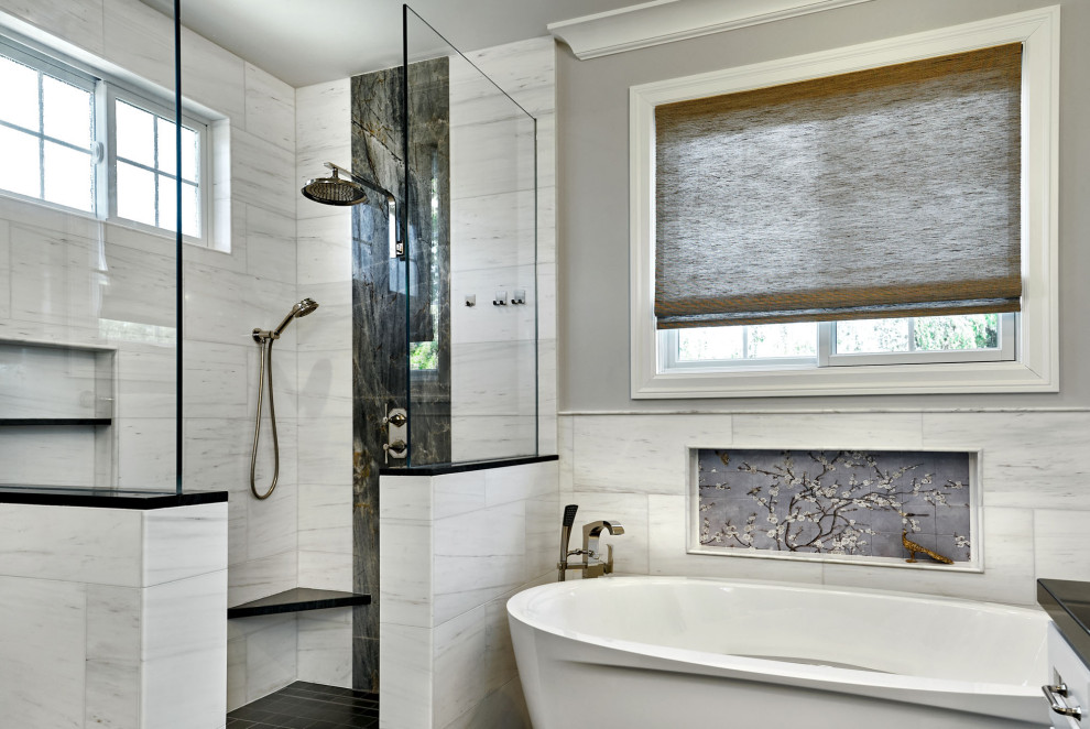 Inredning av ett klassiskt stort svart svart en-suite badrum, med grå väggar, vita skåp, ett fristående badkar, en hörndusch, grå kakel, marmorkakel, klinkergolv i porslin, svart golv och med dusch som är öppen