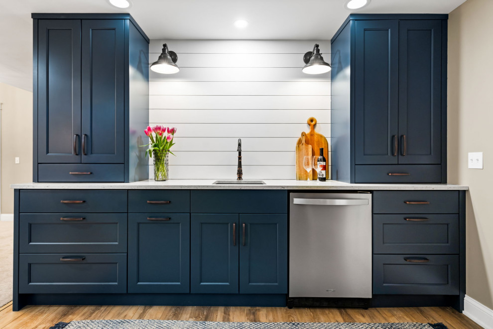 Home bar - transitional home bar idea in Detroit
