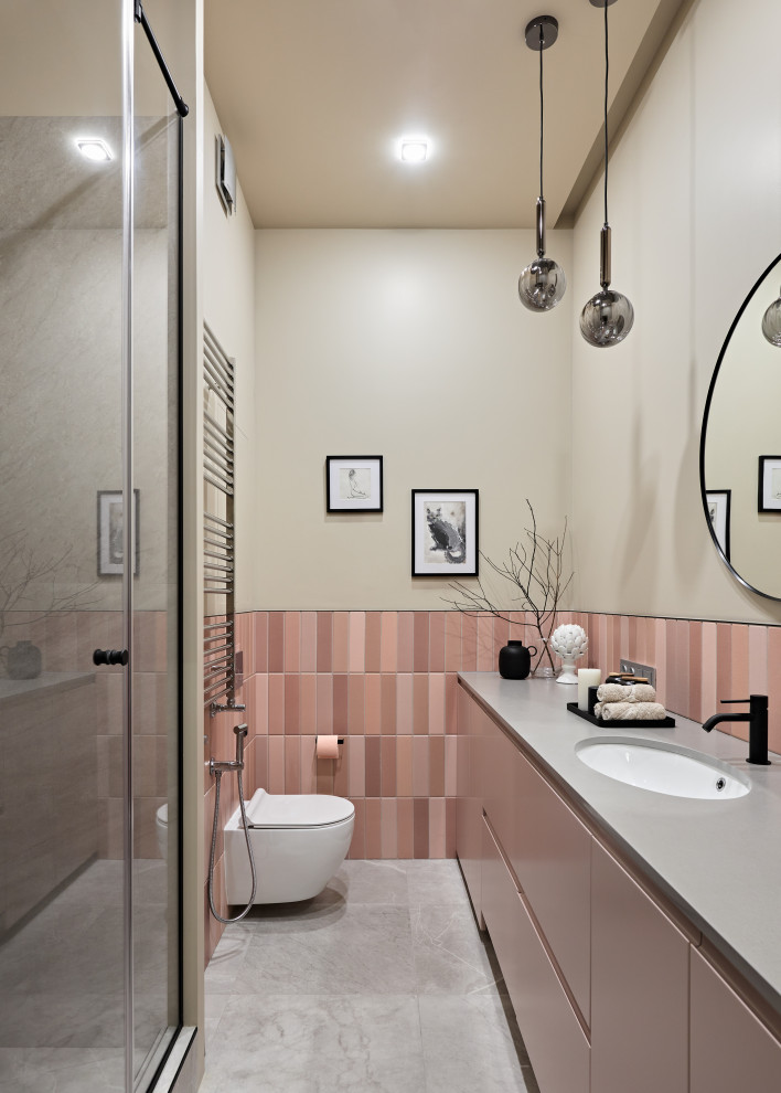 Источник вдохновения для домашнего уюта: ванная комната среднего размера: освещение в современном стиле с плоскими фасадами, красными фасадами, душем в нише, розовой плиткой, керамической плиткой, зелеными стенами, полом из керамогранита, врезной раковиной, столешницей из искусственного камня, серым полом, душем с распашными дверями и серой столешницей