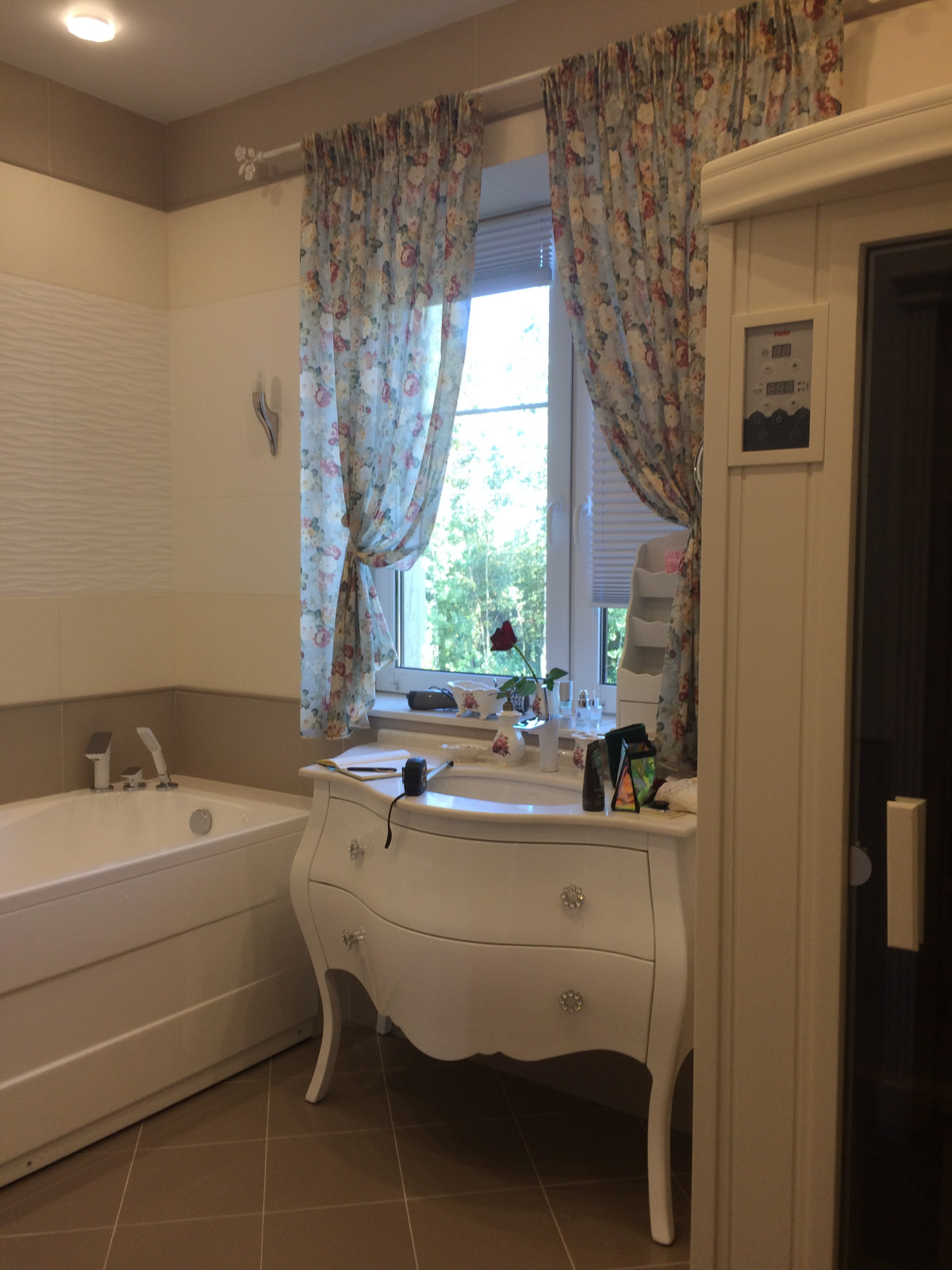 Окно в ванной комнате.