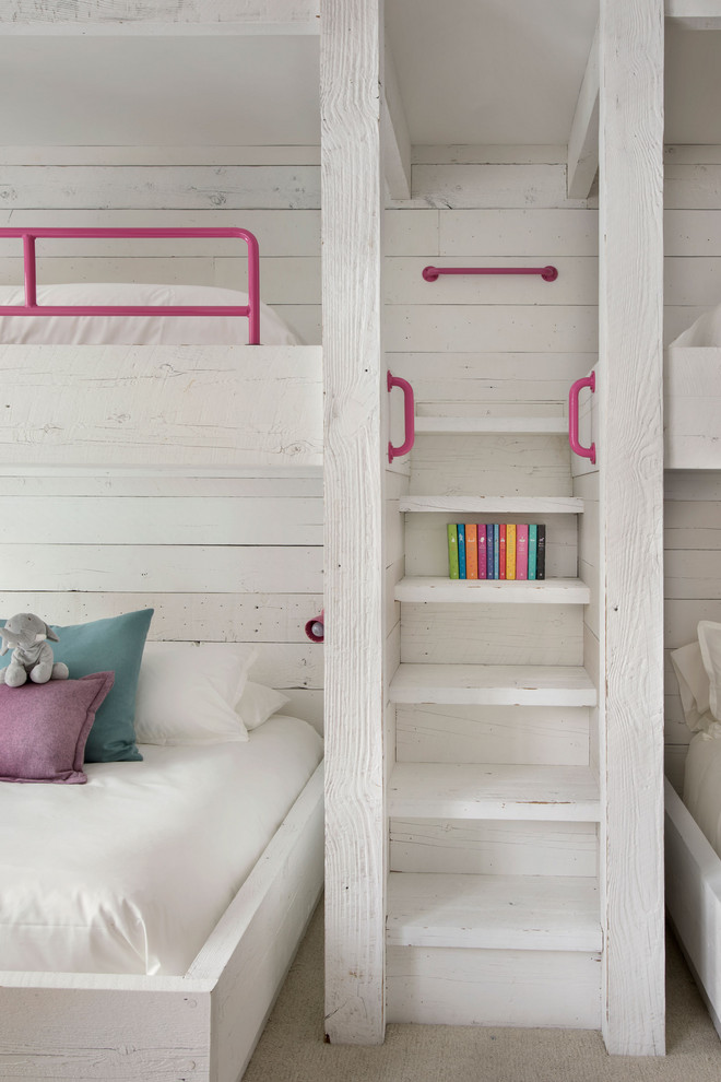 Aménagement d'une chambre d'enfant montagne avec un mur blanc, moquette et un sol beige.