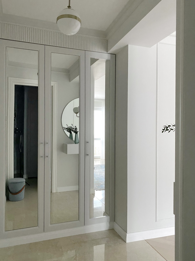 Idée de décoration pour une petite porte d'entrée tradition avec un mur gris, un sol en marbre, une porte simple, une porte blanche et un sol beige.