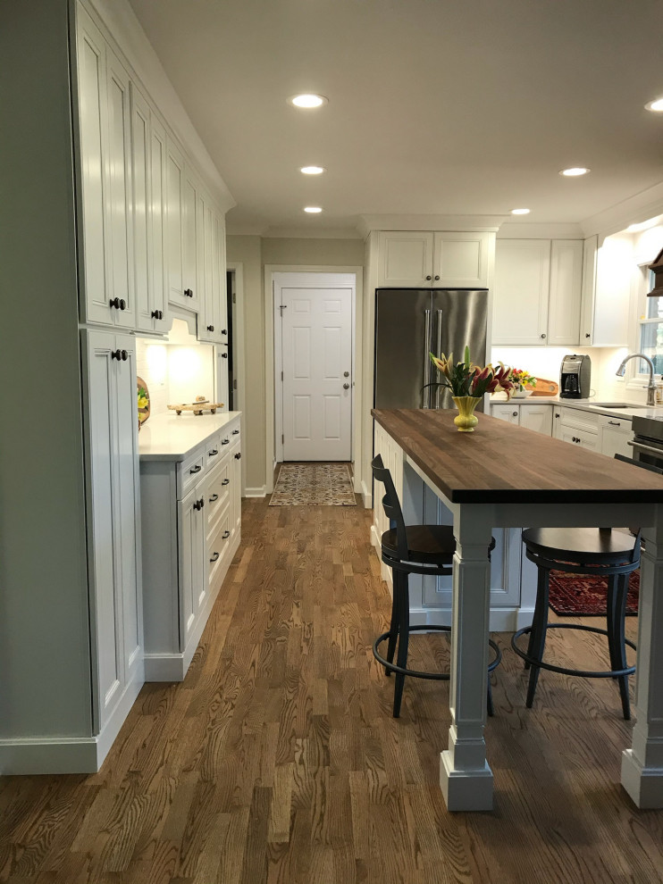 Large transitional kitchen photo