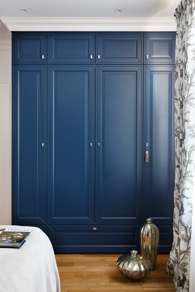 Белая кухня и гардеробная комната в глубоком синем цвете