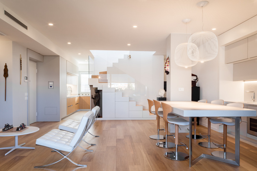 Idée de décoration pour un petit salon design ouvert avec un mur gris, parquet peint, un téléviseur encastré et un plafond décaissé.