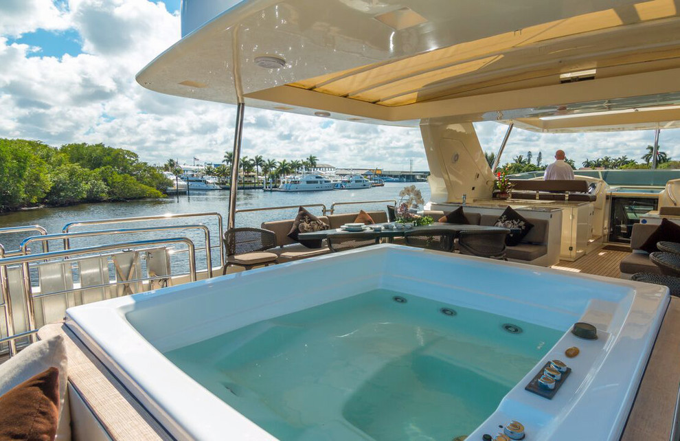 Example of a transitional deck design in Miami