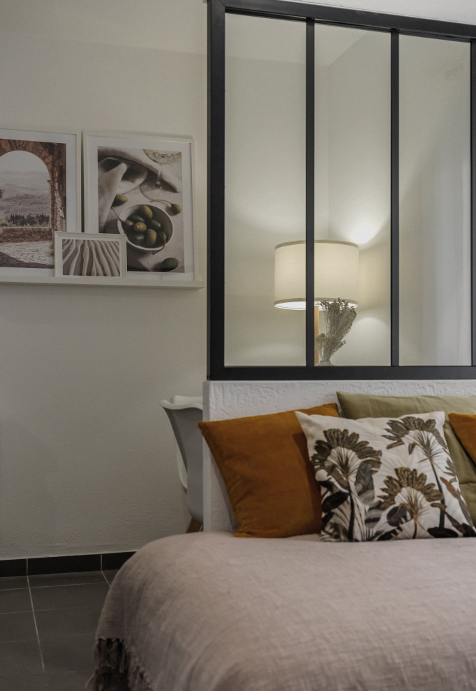 Идея дизайна: маленькая гостиная комната в белых тонах с отделкой деревом в современном стиле с полом из керамической плитки и черным полом для на участке и в саду