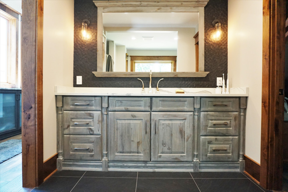 Example of a mountain style home design design in New York