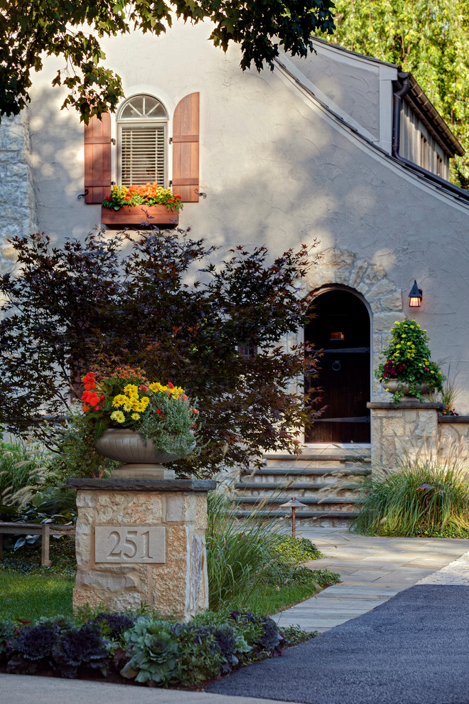 This is an example of a traditional front yard garden in Chicago.