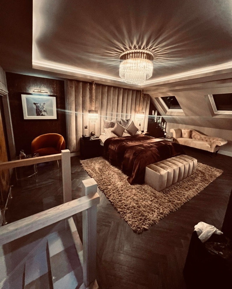 Modelo de dormitorio principal minimalista grande con paredes beige, suelo de madera oscura, suelo marrón, bandeja y papel pintado