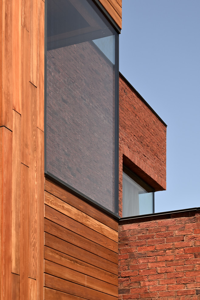 Свежая идея для дизайна: большой, двухэтажный, деревянный, коричневый дом в современном стиле с плоской крышей - отличное фото интерьера