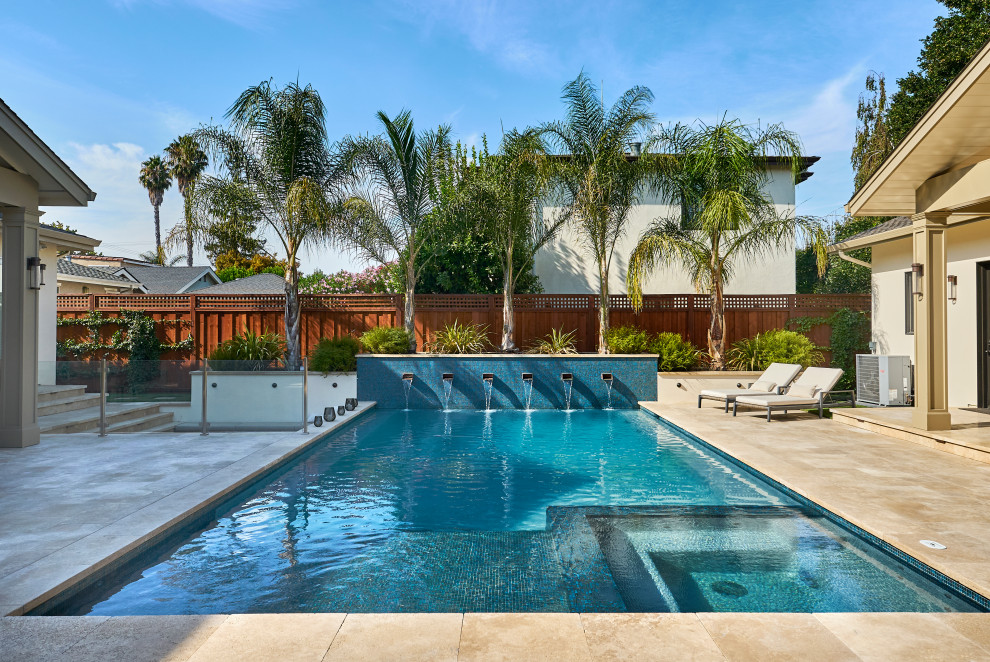 Foto de casa de la piscina y piscina clásica renovada de tamaño medio rectangular en patio trasero con adoquines de piedra natural