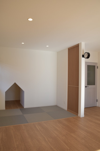 畳コーナーからのぞくキッズコーナー(実は階段下スペース) rustic-living-room