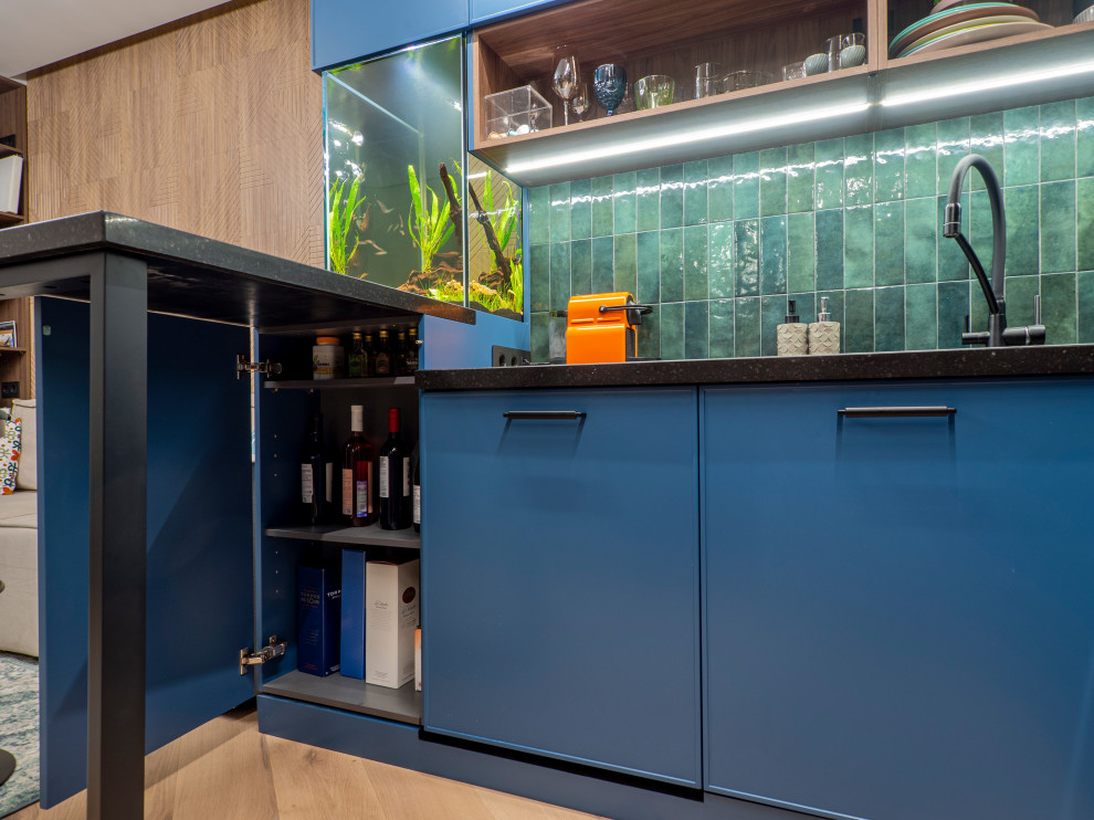 Кухня в современном стиле со встроенным аквариумом