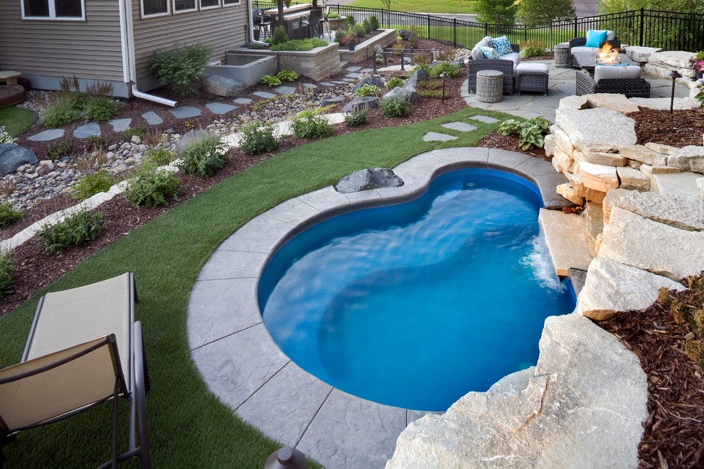 Photo of a large modern backyard xeriscape for summer in Minneapolis.