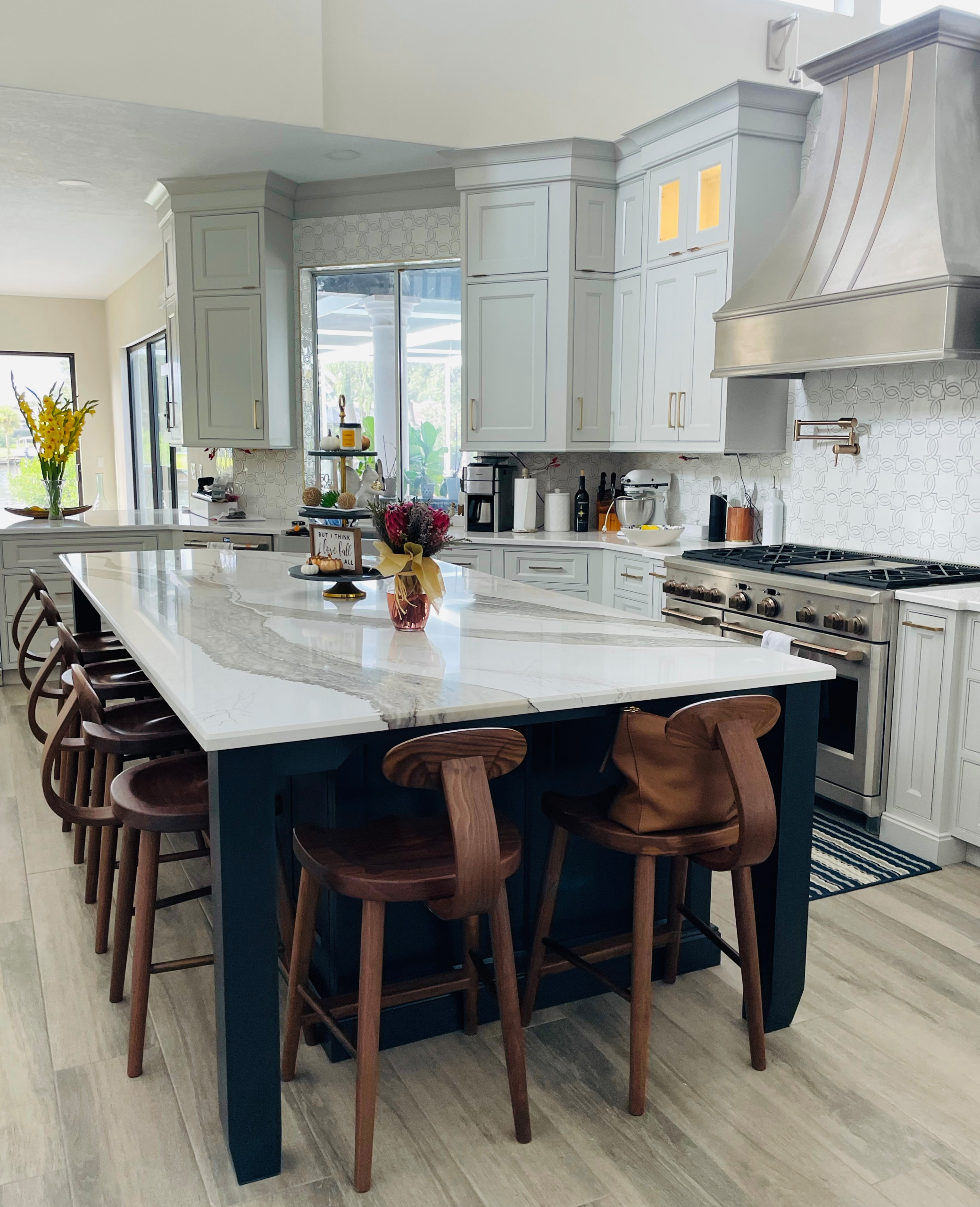 Kitchen - transitional kitchen idea in Other